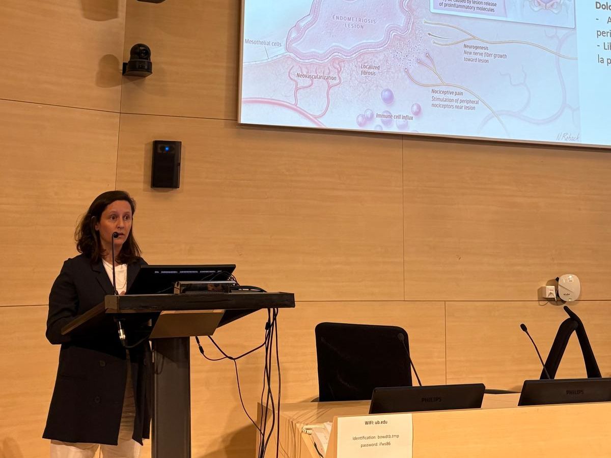 La Dra. Quintas exponiendo la fisiopatología y los mecanismos del dolor en la endometriosis durante una ponencia