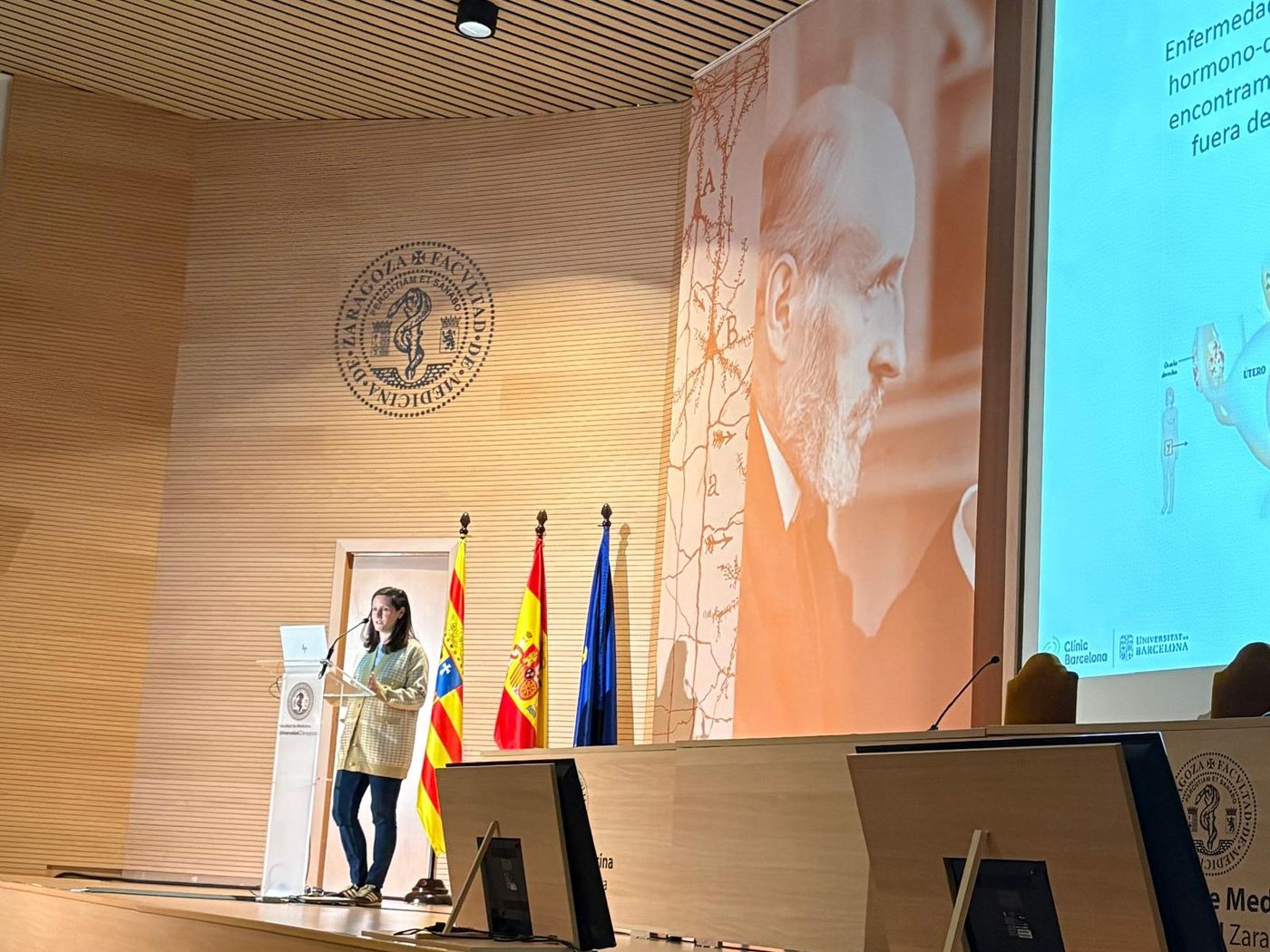 La Dra. Quintas durante una ponencia sobre endometriosis en la Facultad de Medicina de la Universidad de Zaragoza