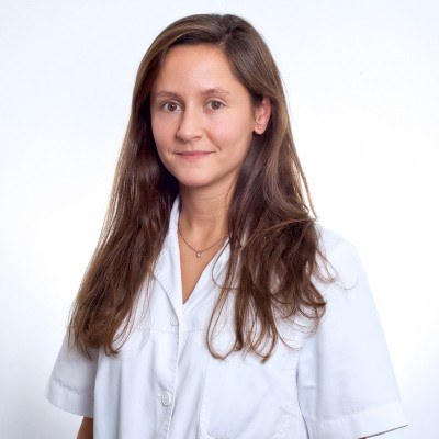 Retrato profesional de la Dra. Lara Quintas Marquès con bata blanca